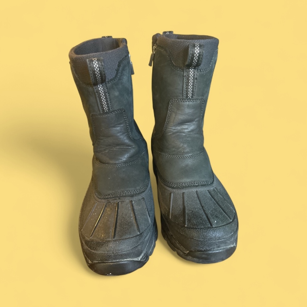 Storm Chaser 5 Chelsea Boots; Men's 7 or Women's 8.5 wide